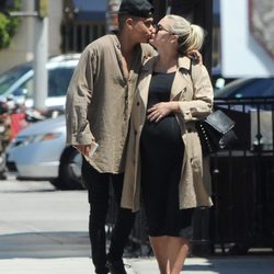 Evan Ross y Ashely Simpson besándose por la calle