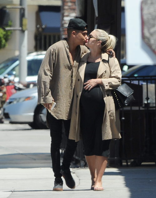 Evan Ross y Ashely Simpson besándose por la calle