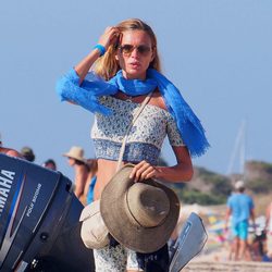 Esther Cañadas disfrutando de un paseo por las playas de Ibiza