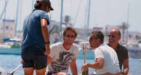 Álvaro Muñoz Escassi con un grupo de amigos en Ibiza