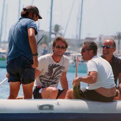 Álvaro Muñoz Escassi con un grupo de amigos en Ibiza