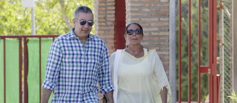 Isabel Pantoja con su hermano Agustín saliendo de Alcalá de Guadaíra en su segundo permiso