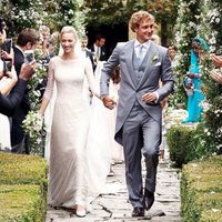 Pierre Casiraghi y Beatrice Borromeo cogidos de la mano en su boda