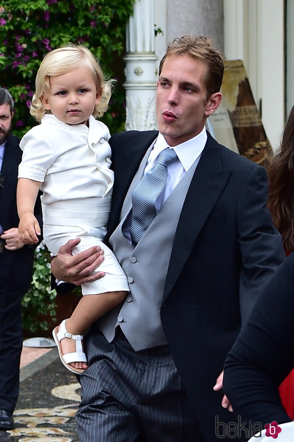 Andrea Casiraghi y su hijo Sasha en la boda de su hermano