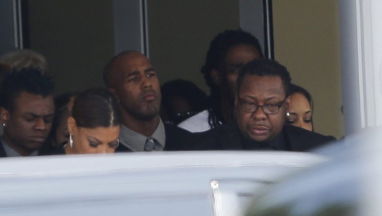 Bobby Brown desolado en el funeral de su hija Bobbi Kristina Brown