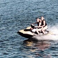 Jennifer Lawrence disfrutando de sus vacaciones con una moto de agua