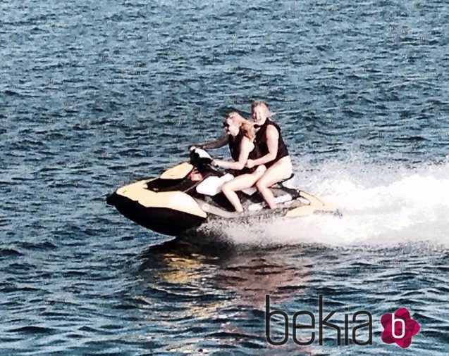 Jennifer Lawrence disfrutando de sus vacaciones con una moto de agua