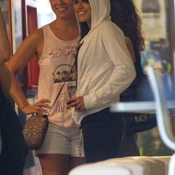 Michelle Rodriguez en compañía femenina por Ibiza