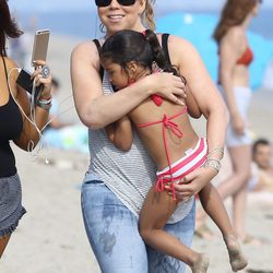 Mariah Carey y su hija Monroe durante sus vacaciones en Malibu