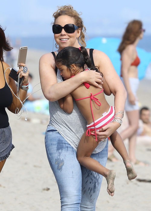 Mariah Carey y su hija Monroe durante sus vacaciones en Malibu