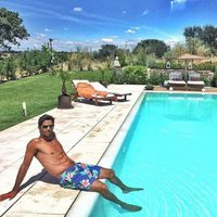 Fernando Verdasco luce torso desnudo en bañador en su piscina