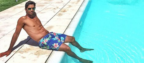 Fernando Verdasco luce torso desnudo en bañador en su piscina