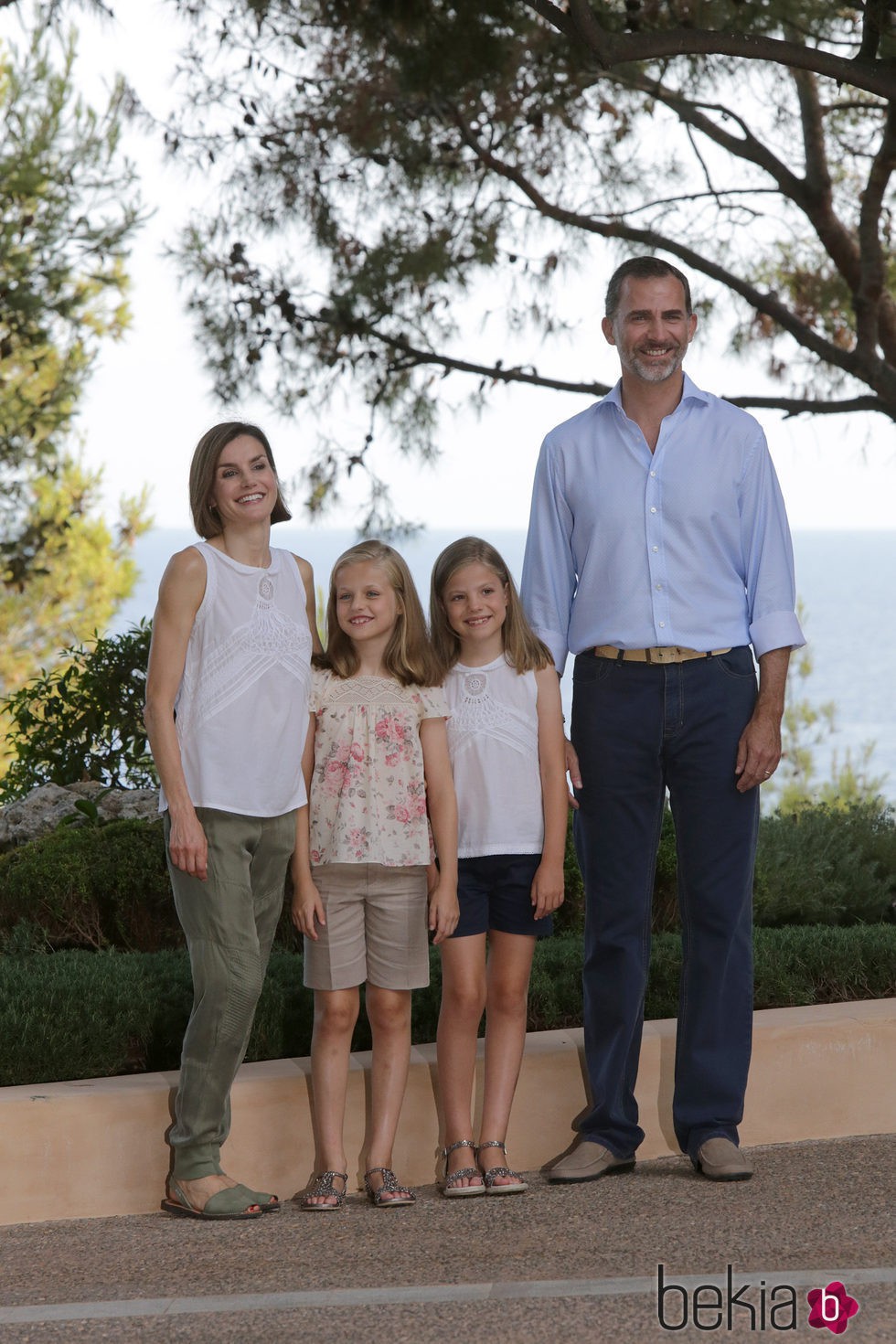 Los Reyes Felipe y Letizia, la Princesa Leonor y la Infanta Sofía en los jardines de Marivent