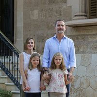 Los Reyes Felipe y Letizia y sus hijas en su posado veraniego en Marivent