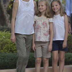 La Reina Letizia con sus hijas Leonor y Sofía en su posado en Marivent