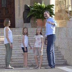 Los Reyes Felipe y Letizia con la Princesa Leonor y la Infanta Sofía a las puertas de Marivent