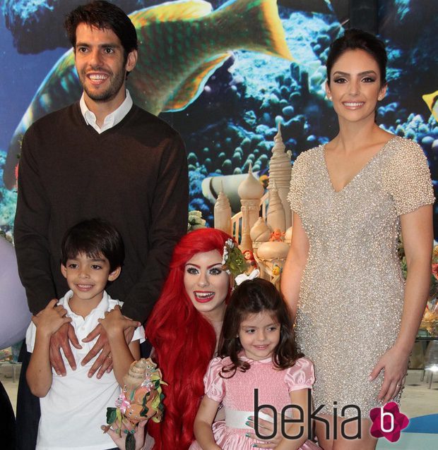 Kaká y Caroline Celico junto a sus hijos