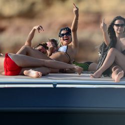 Rita Ora y sus amigos hacen una peineta a los paparazzis en Ibiza