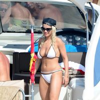 Rita Ora a bordo de un yate en Ibiza