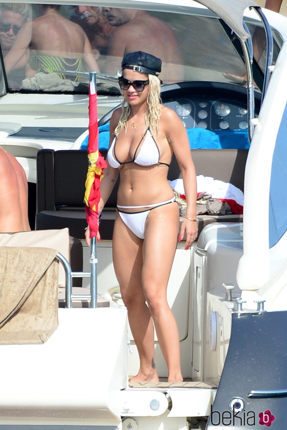 Rita Ora a bordo de un yate en Ibiza