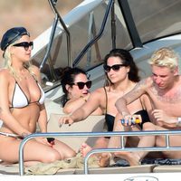 Rita Ora con sus amigos a bordo de un yate en Ibiza