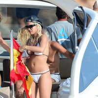 Rita Ora extiende la bandera española durante un viaje en yate en Ibiza
