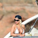 Rita Ora se broncea en alta mar a bordo de un yate en Ibiza