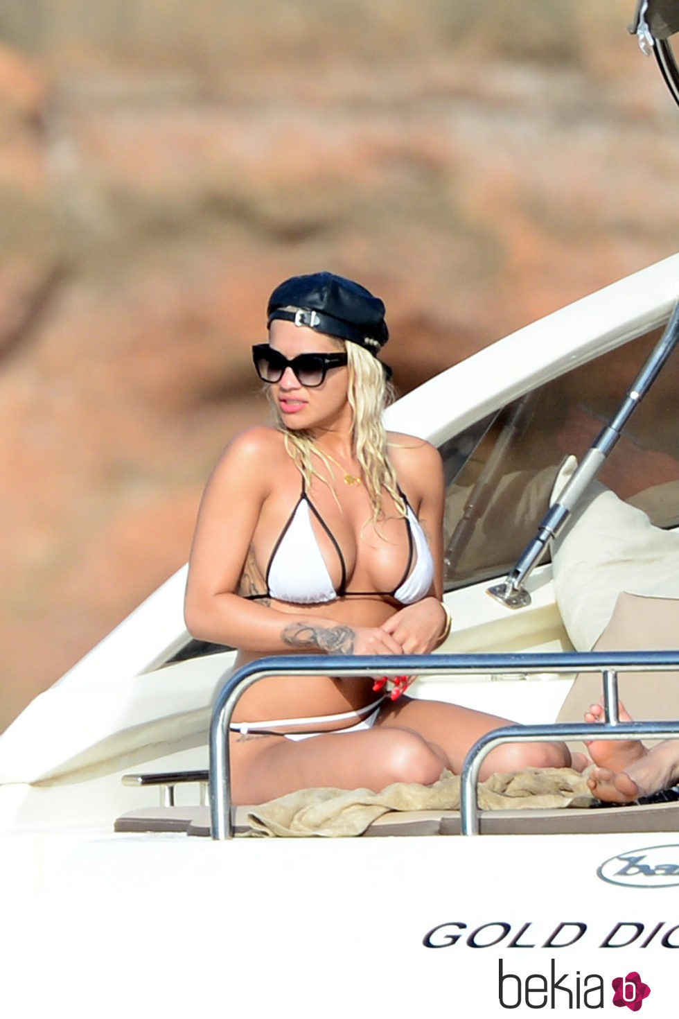 Rita Ora se broncea en alta mar a bordo de un yate en Ibiza