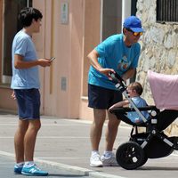 El marido de Olvido Hormigos con dos de sus hijos en Marbella