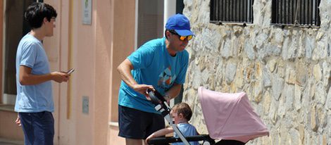 El marido de Olvido Hormigos con dos de sus hijos en Marbella