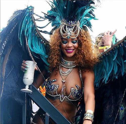 Rihanna durante el carnaval de Barbados con un traje típico