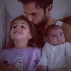 Cesc Fábregas con sus hijas Lia y Capri en brazos