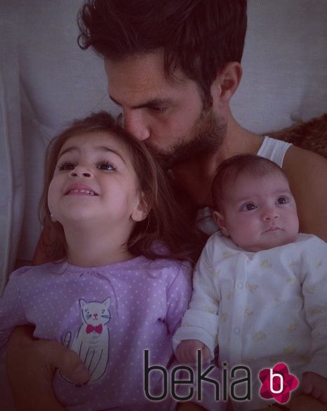 Cesc Fábregas con sus hijas Lia y Capri en brazos