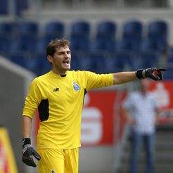 Iker Casillas luciendo su equipación del Oporto