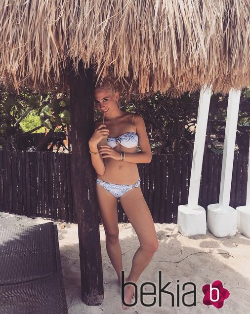 Pixie Lott bajo una sombrilla durante sus vacaciones en Mexico