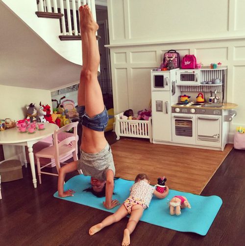 Hilaria Baldwin haciendo yoga con su hija Carmen