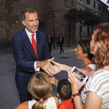 El Rey Felipe saluda a los ciudadanos antes de la recepción a las autoridades y la sociedad balear en Mallorca