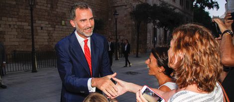 El Rey Felipe saluda a los ciudadanos antes de la recepción a las autoridades y la sociedad balear en Mallorca