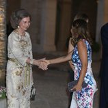 La Reina Sofía saluda a Chenoa en la recepción a las autoridades y la sociedad balear en Mallorca