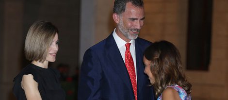 La Reina Letizia saluda a Chenoa en la recepción a las autoridades y la sociedad balear en Mallorca