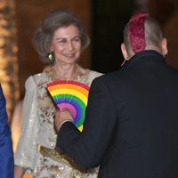 La Reina Sofía y la Reina Letizia saludan a un invitado en la recepción a las autoridades y la sociedad balear en Mallorca