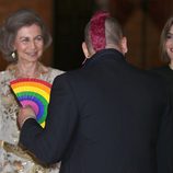 La Reina Sofía y la Reina Letizia saludan a un invitado en la recepción a las autoridades y la sociedad balear en Mallorca