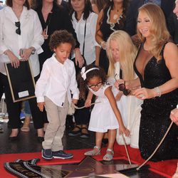 Mariah Carey estrena su estrella en el Paseo de la Fama con ayuda de sus hijos