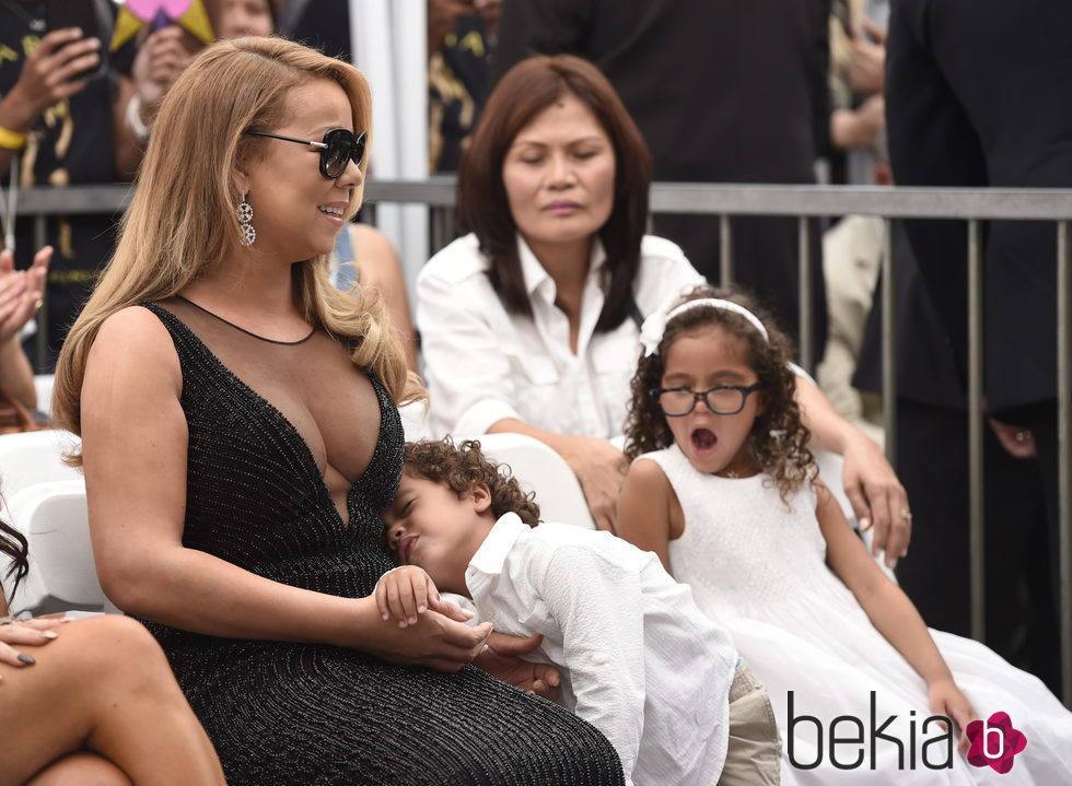 Los meliizos Moroccan y Monroe se aburren en la ceremonia de Mariah Carey en el Paseo de la Fama