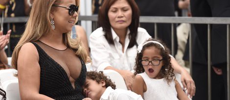 Los meliizos Moroccan y Monroe se aburren en la ceremonia de Mariah Carey en el Paseo de la Fama