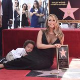 Mariah Carey junto a su estrella en el Paseo de la Fama con su hijo Moroccan Cannon