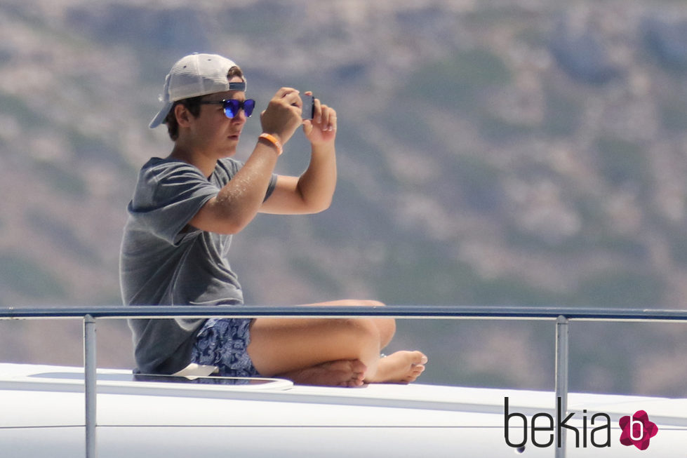 Froilán hace fotos con su móvil a las regatas de la Copa del Rey de Vela 2015