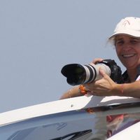 La Infanta Elena haciendo fotos a las regatas de la Copa del Rey de Vela 2015