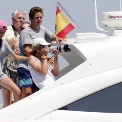 La Infanta Elena y Victoria de Marichalar hacen fotos de las regatas de la Copa del Rey de Vela 2015 junto a Froilán