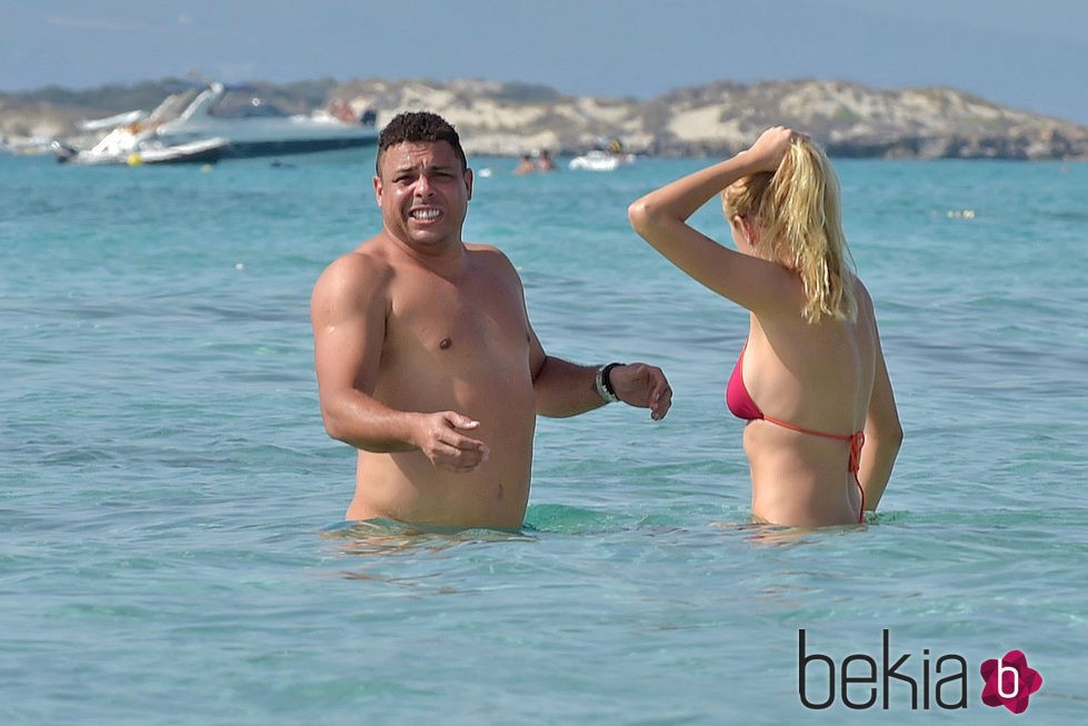 Ronaldo con mucho frío en bañador con su novia Celina Locks en Formentera